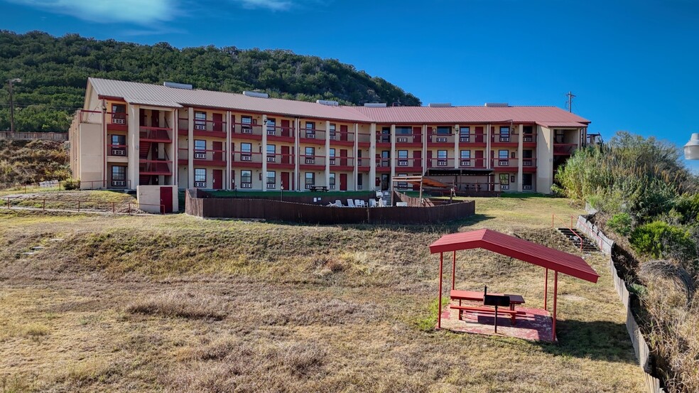 More Photos Of 111 Martinez St, Junction Hotel For Sale