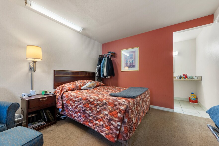 More Photos Of 416 State St, Trinidad Flex For Sale