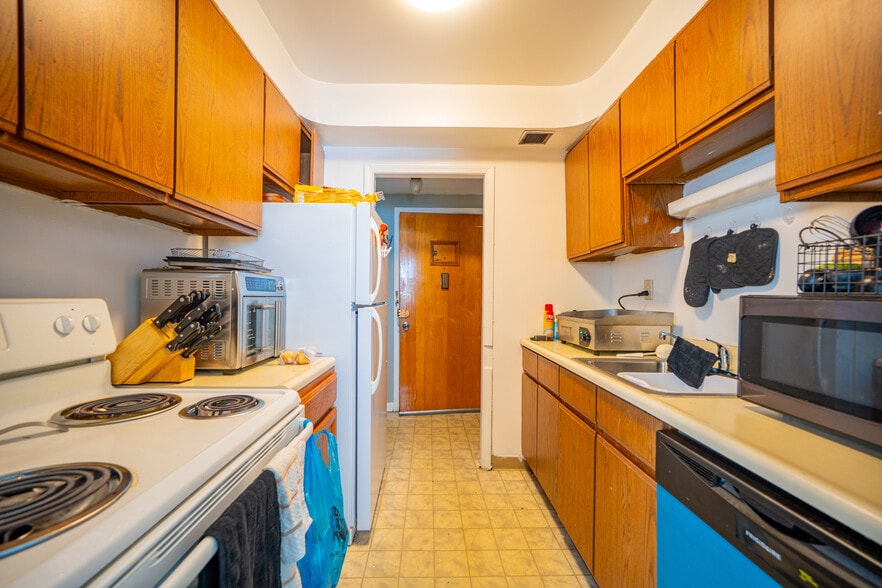 More Photos Of 15500 Van Aken, Shaker Heights Apartments For Sale