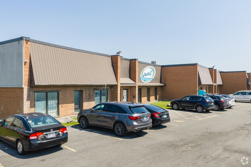 More Photos Of 2597-2635 Boul Le Corbusier, Laval Distribution For Lease