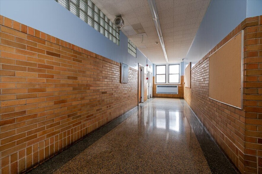 More Photos Of 90 Henry St, Inwood Office For Lease