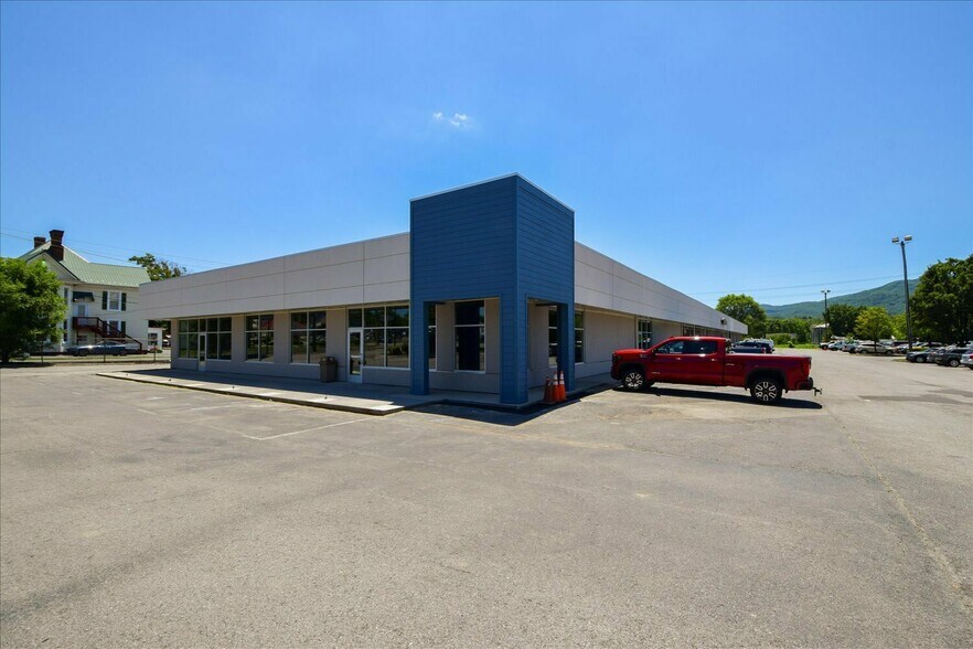 More Photos Of 1300-1338 W Main St, Salem Unknown For Lease