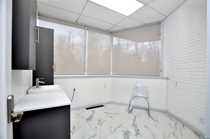 More Photos Of 258 Windsor Ave, Windsor Freestanding For Sale