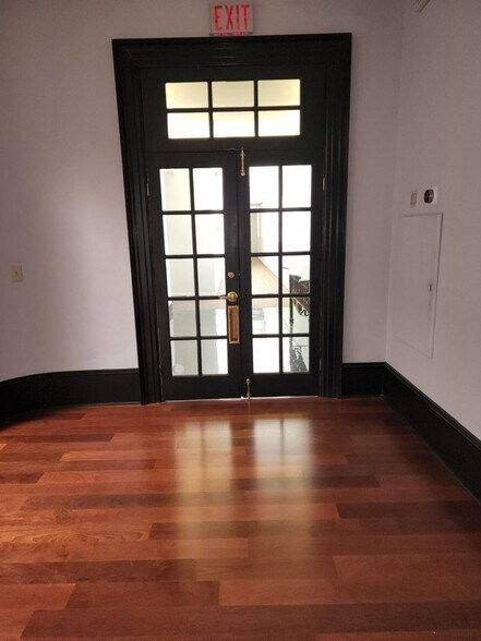 More Photos Of 3155 Roswell Rd NE, Atlanta Office For Sale