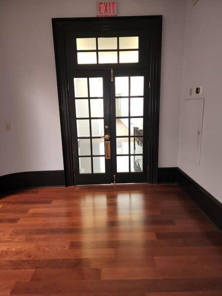 More Photos Of 3155 Roswell Rd NE, Atlanta Office For Sale