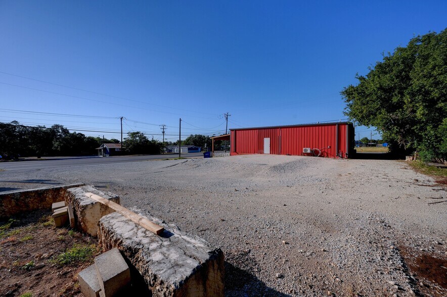 More Photos Of 1301 & 1307 Main St, Blanco Light Distribution For Sale