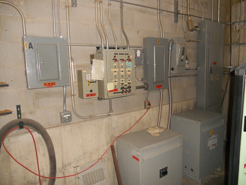 More Photos Of 10 Precision Dr, North Springfield Industrial For Lease