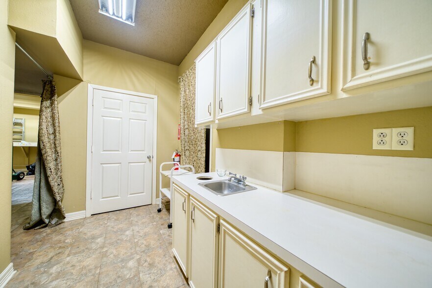 More Photos Of 2805 Center St, Deer Park Storefront Retail Office For Sale