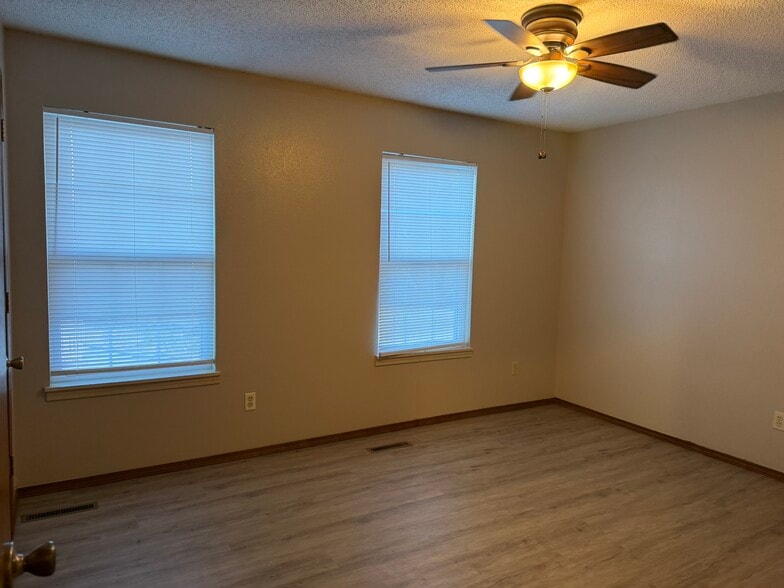 More Photos Of 2206 E Macs Ct, Springfield Apartments For Sale