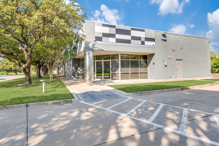 Primary Photo Of 10105 W Technology Blvd, Dallas Industrial For Sale