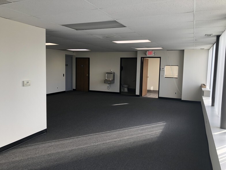 More Photos Of 36760 Metro Ct, Sterling Heights Warehouse For Lease