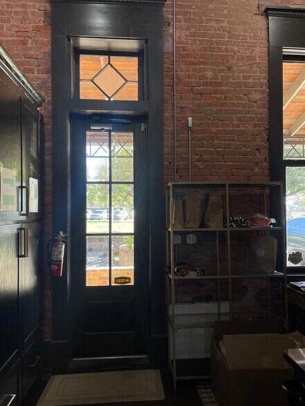 More Photos Of 126 N 8th St, Midlothian Storefront For Lease