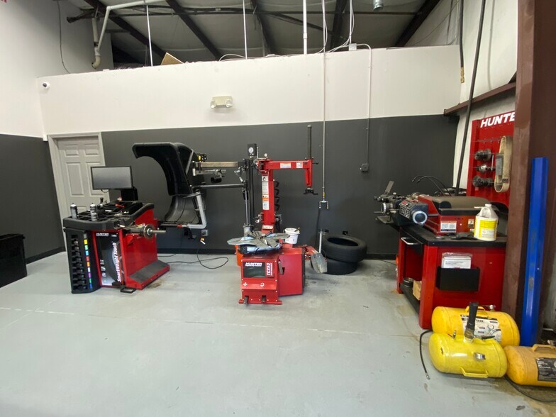 More Photos Of 686 Grayson Hwy, Lawrenceville Auto Repair For Lease