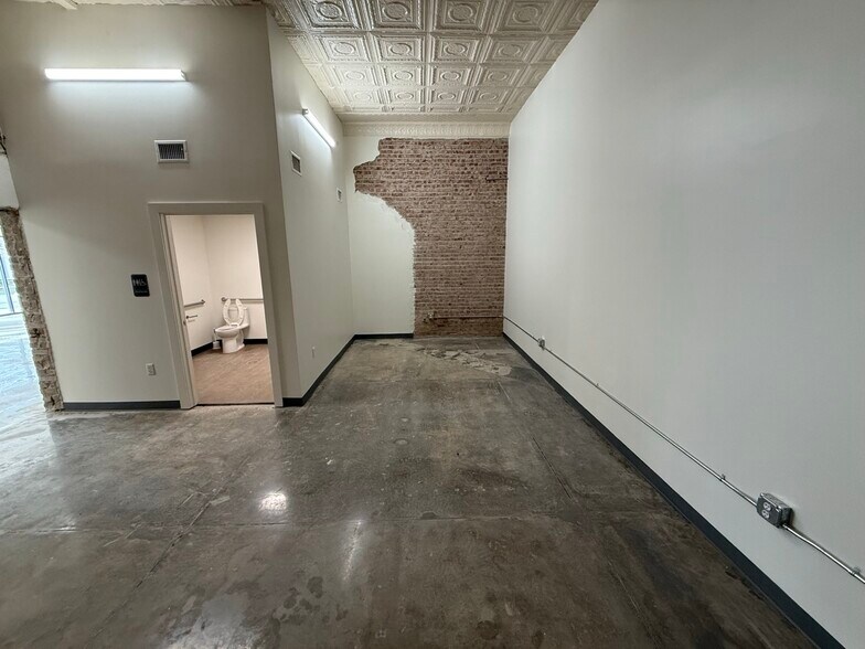 More Photos Of 117 N Shields Ln, Bixby Storefront Retail Office For Lease