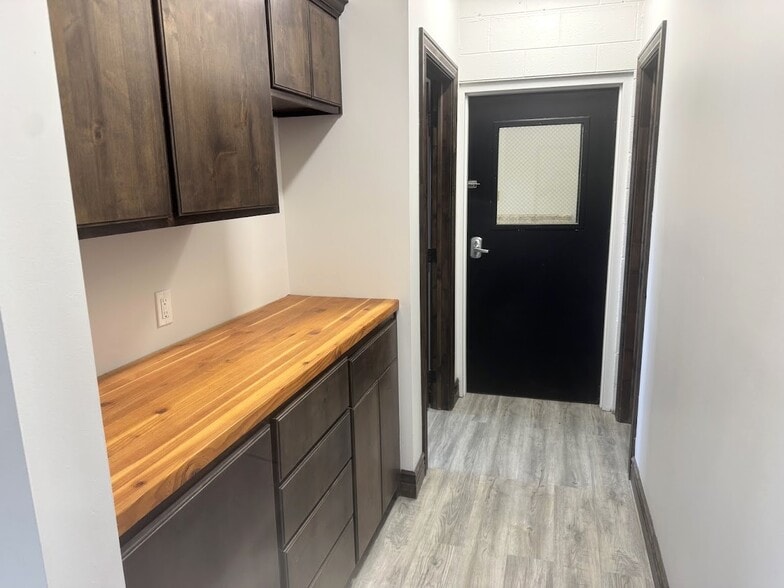 More Photos Of 1015 W Woodside St, Mcpherson Industrial For Sale