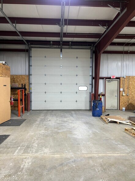 More Photos Of 701 N Bluemound Dr, Appleton Warehouse For Lease