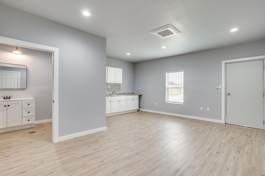 More Photos Of 117 Bennett Hills Dr, Weatherford Warehouse For Lease