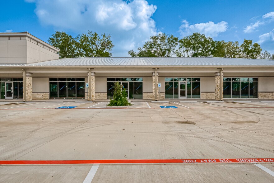 More Photos Of 910 East Ave, Katy Showroom For Sale