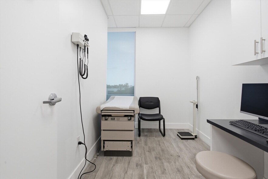 More Photos Of 10450 NW 33rd St, Doral Office For Sale