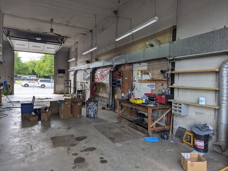 More Photos Of 14367 Lincoln Hwy, Everett General Retail For Sale