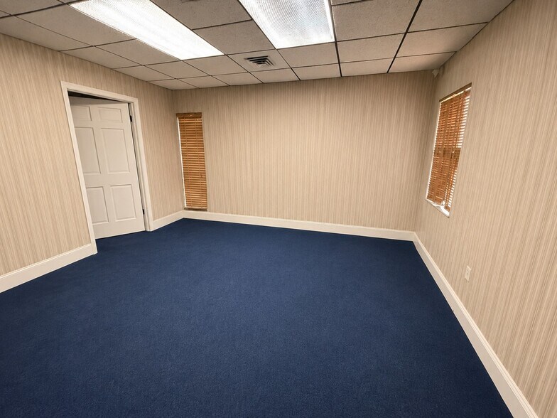 More Photos Of 400 Webster St, Leesburg Office For Lease