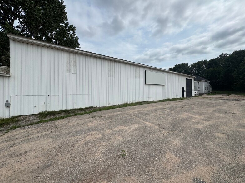 More Photos Of 815 Meridian St, Sault Sainte Marie Distribution For Sale