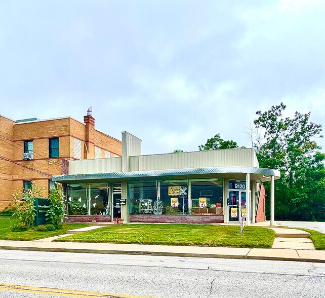 More Photos Of 9118-9120 Lackland Rd, Saint Louis General Retail For Lease