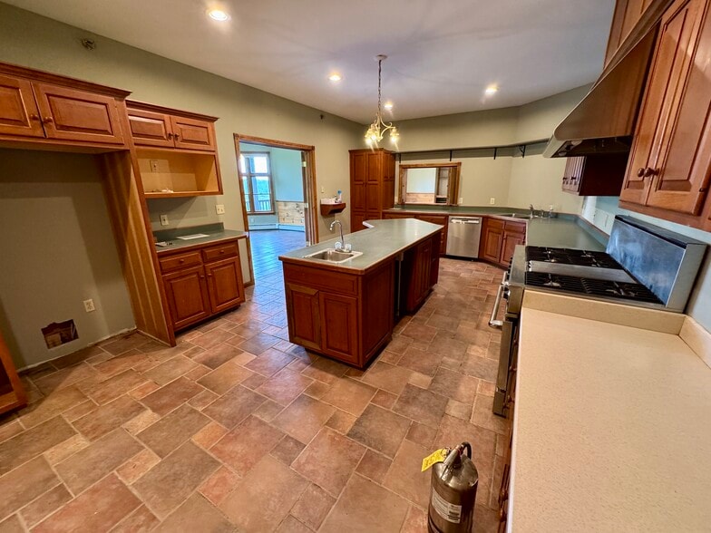 More Photos Of 487 Stevens Pl, Wells River Hospitality For Sale