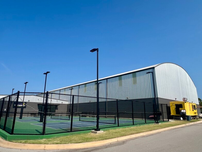 More Photos Of 2795 E 91st St, Tulsa Sports And Entertainment For Sale
