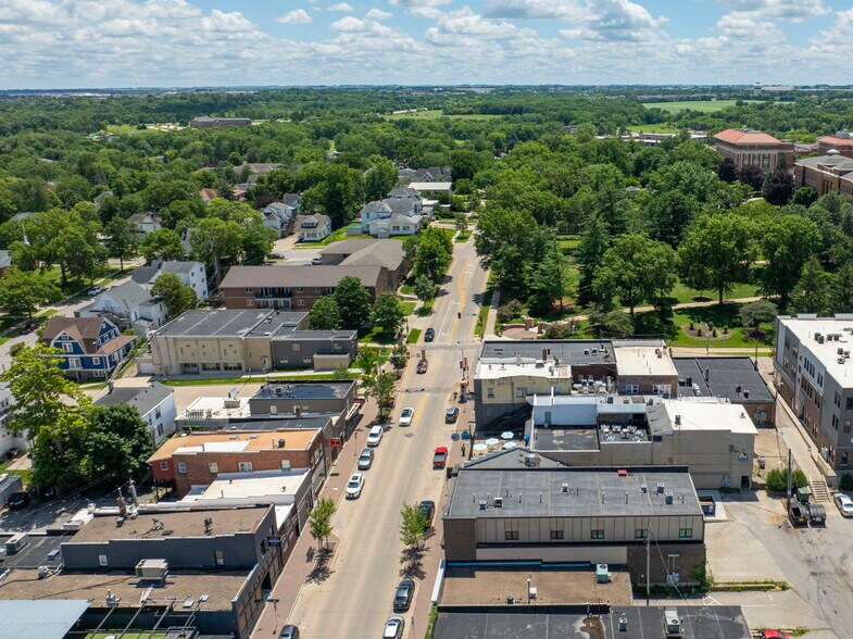 More Photos Of 2218 College St, Cedar Falls Storefront For Lease