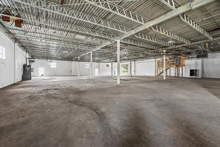 More Photos Of 60 E 4th St, Somerville Manufacturing For Lease