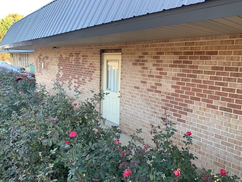 More Photos Of 201 Possum Park Rd, Newark Medical For Lease