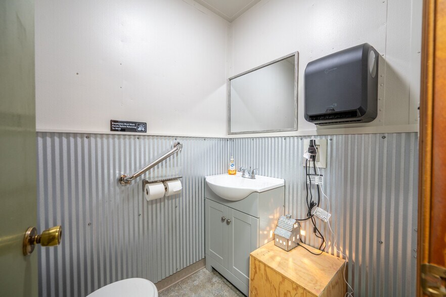 More Photos Of 2598 Tennessee Ave N, Parsons Storefront For Sale