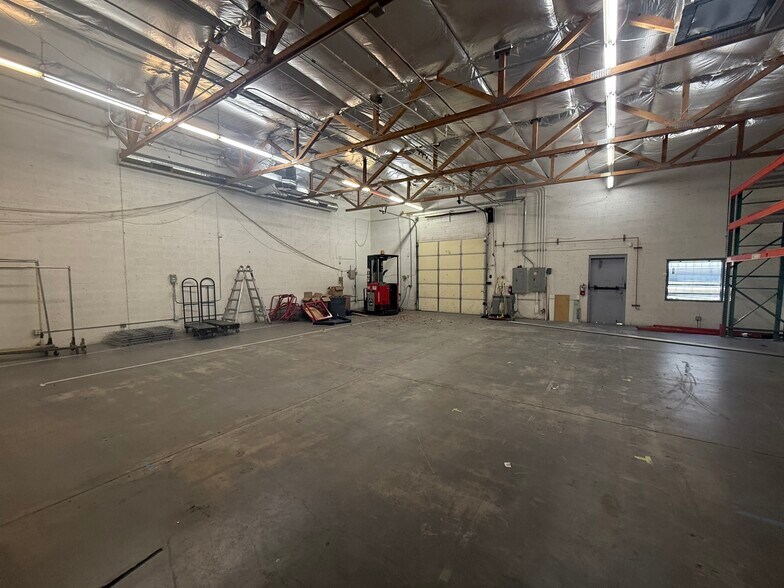 More Photos Of 325 W Melinda Ln, Phoenix Manufacturing For Lease