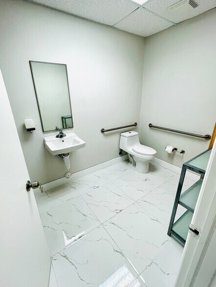 More Photos Of 1801-1867 Banks Rd, Margate Office For Lease