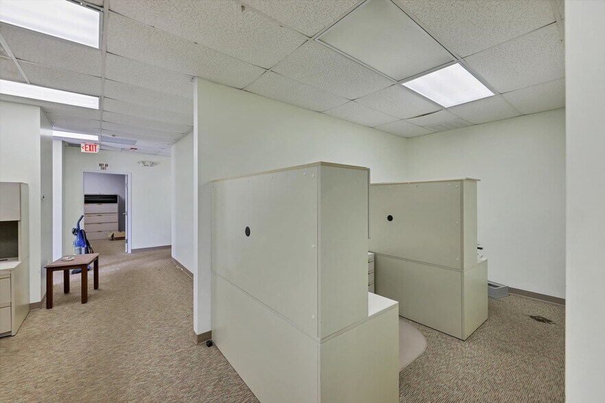 More Photos Of 2451 17th St, Sarasota Showroom For Sale