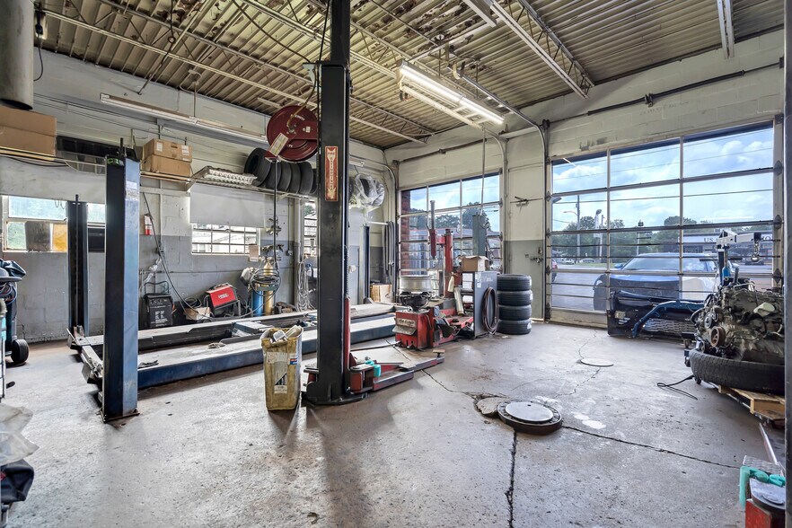 More Photos Of 3166 Ashby Rd, Saint Ann Auto Repair For Sale