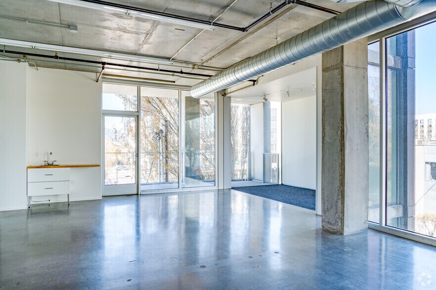 More Photos Of 524-542 E Burnside St, Portland Office For Sale