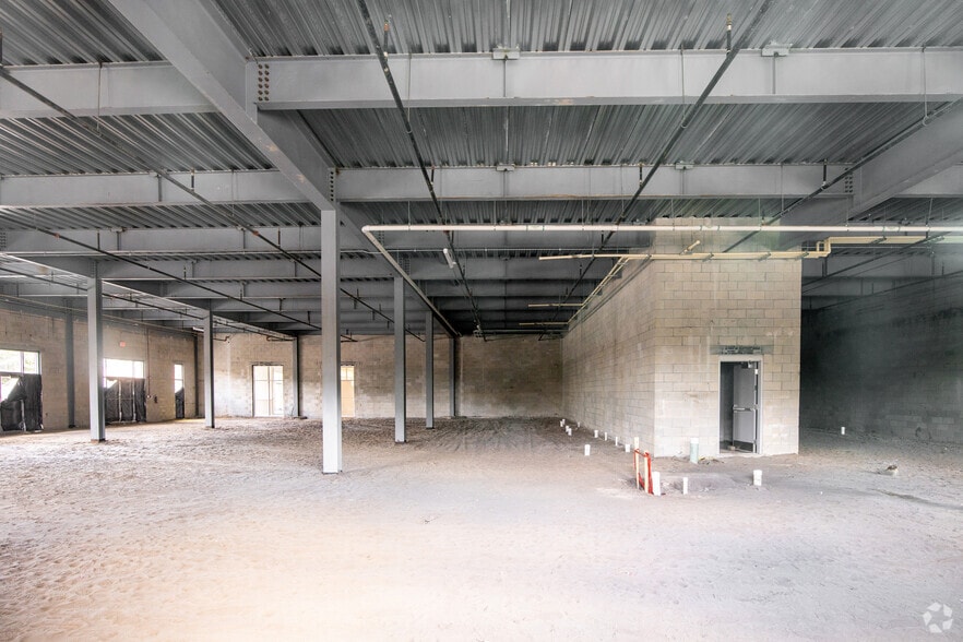 More Photos Of 100-108 E Colonial Dr, Orlando Self Storage For Lease