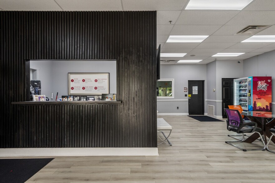 More Photos Of 300 Countyline Ct, Oakland Light Manufacturing For Lease