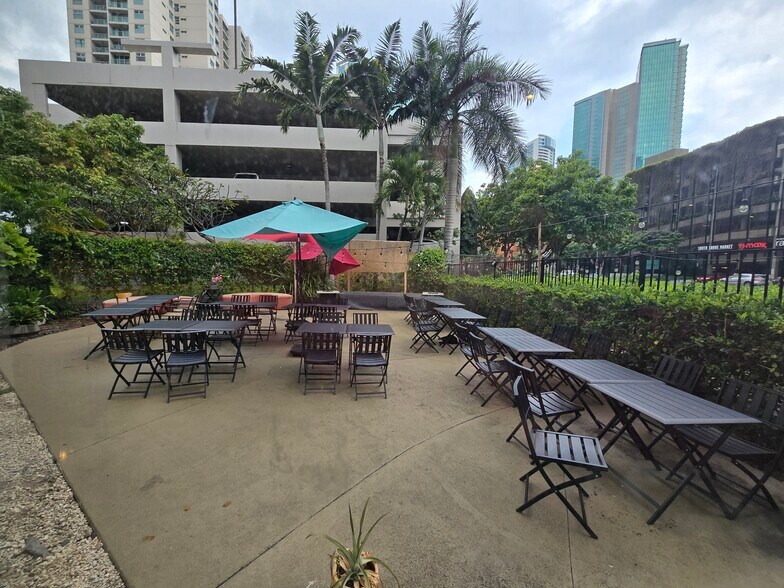 More Photos Of 401 Kamakee St, Honolulu Office For Lease