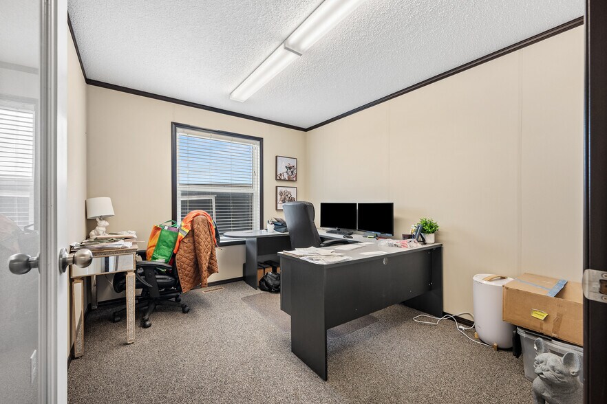 More Photos Of 3807 9th St, Lloydminster Warehouse For Sale