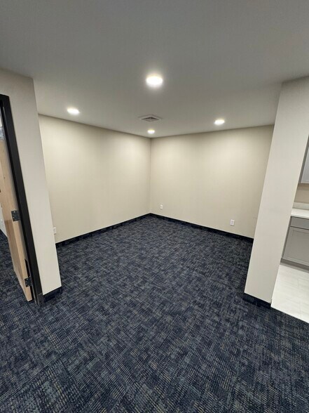 More Photos Of 629-631 Minnesota Dr, Troy Warehouse For Sale