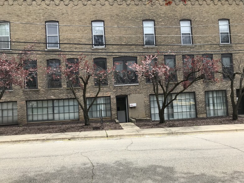 Primary Photo Of 11-17 N Union St, Elgin Flex For Lease