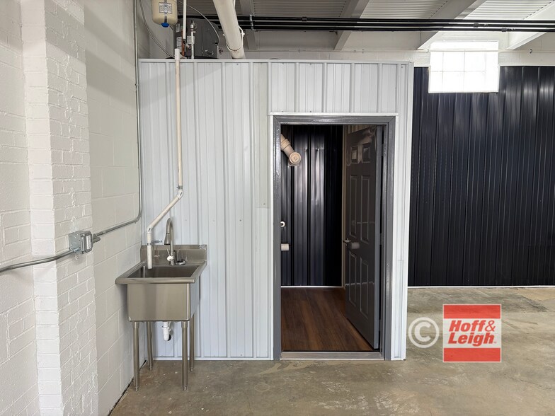 More Photos Of 26241 Cannon Rd, Bedford Heights Warehouse For Lease