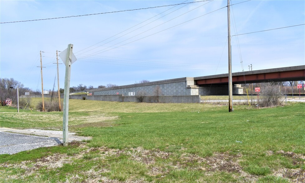 More Photos Of 41 E MacArthur Dr, Cottage Hills Showroom For Sale