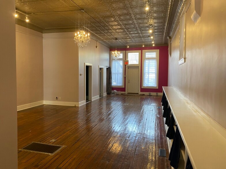 More Photos Of 209-211 N Limestone, Lexington Storefront Retail Residential For Sale