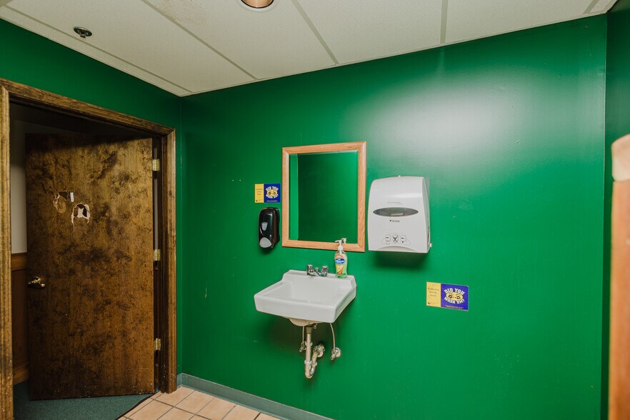 More Photos Of 830 N Kansas Ave, Topeka Bar For Sale