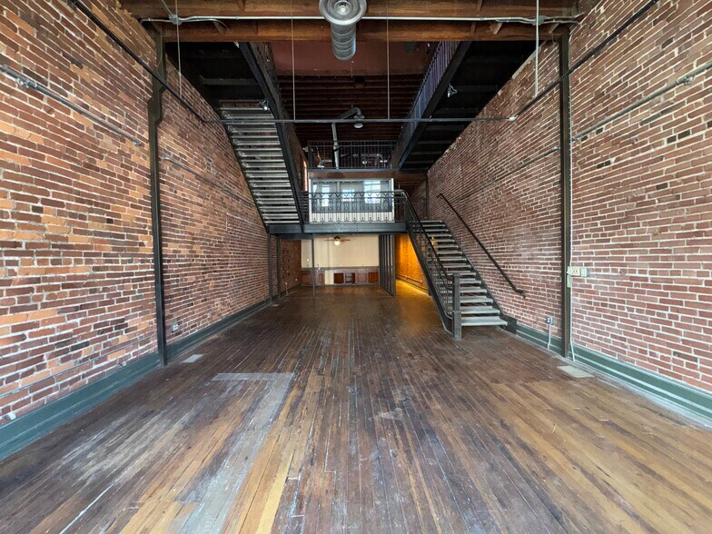 More Photos Of 390 S Main St, Memphis Office For Sale