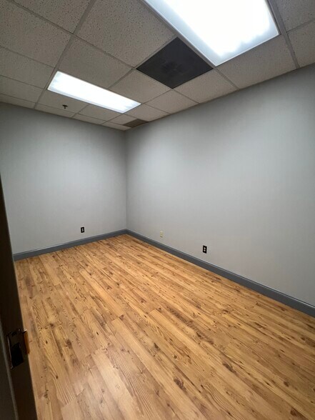 More Photos Of 2575 Cobb International Blvd, Kennesaw Warehouse For Lease